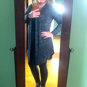 Gray and black duster